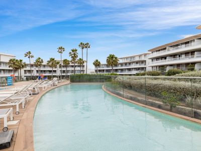 Exquisito apartamento en primera línea de playa con vistas frontales al mar en The Edge, Estepona