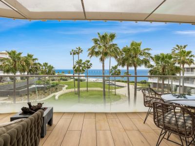 Exquisito apartamento en primera línea de playa con vistas frontales al mar en The Edge, Estepona