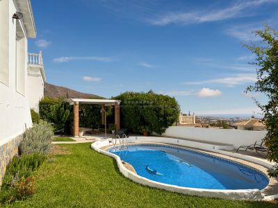 Villa Independiente en Entorno Tranquilo con Espectaculares Vistas al Mar – Benalmádena