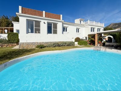 Villa Independiente en Entorno Tranquilo con Espectaculares Vistas al Mar – Benalmádena