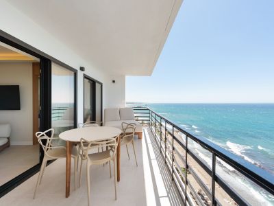 Exclusivo apartamento reformado con vistas panorámicas al mar en primera línea de playa, Marbella Centro