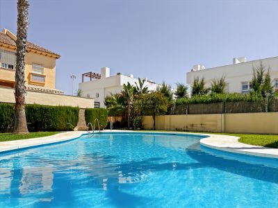 Adosado moderno de 4 plantas con terrazas, solárium, garaje doble y piscina en Calypso, Mijas Costa
