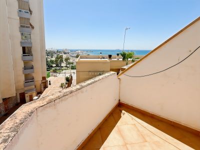 Amplio piso tipo dúplex junto al puerto de Benalmádena y a pocos metros de la playa