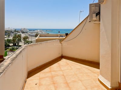 Amplio piso tipo dúplex junto al puerto de Benalmádena y a pocos metros de la playa