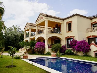 Fabulosa villa contemporánea de lujo con unas vistas impresionantes al mar en la Milla de Oro en Sierra Blanca en Marbella.