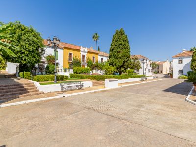 Charmante maison de ville avec un grand potentiel à Guadalmina Baja, à quelques pas de la mer