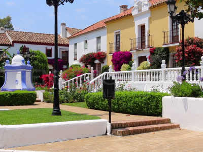 Encantadora casa adosada con gran potencial en Guadalmina Baja, a solo unos pasos del mar
