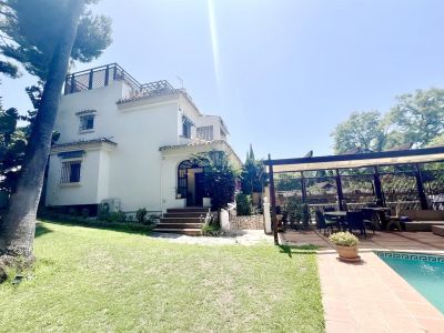 Fantástica oportunidad de poseer una casa pareada de 5 dormitorios en pleno corazón de Nueva Andalucía, Marbella