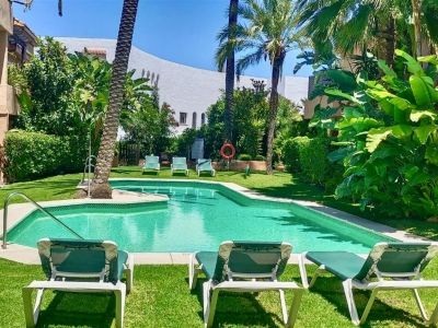 Precioso y amplio apartamento con jardín privado en Lomas de Marbella Club, Milla de Oro Marbella