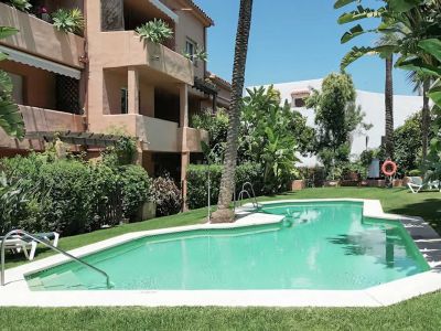 Precioso y amplio apartamento con jardín privado en Lomas de Marbella Club, Milla de Oro Marbella
