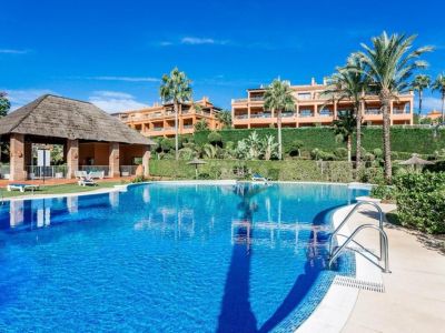 Maravilloso apartamento en primera línea de golf en Benatalaya, Estepona Este