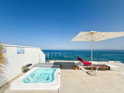 Frente al Mar, Dentro del Sueño: Lujo Moderno en Estepona