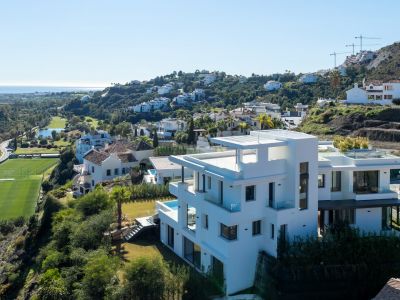 Espectacular villa moderna con vistas al mar en la urbanización cerrada La Quinta, Benahavis