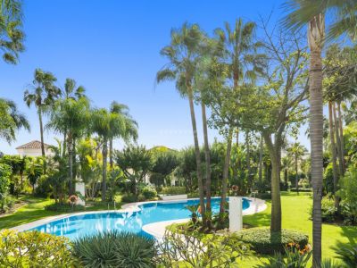 Magnificent five-bedroom, sea views and south-facing villa in Lomas de Magna Marbella