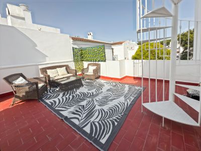 Beautiful duplex penthouse located just a 7-minute walk from Elviria beach