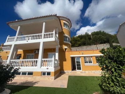 Lujosa Villa con Vistas Panorámicas al Mar