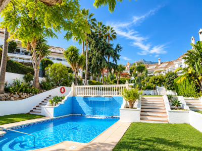 Exclusiva casa adosada de estilo mediterráneo en plena Milla de Oro de Marbella, Montepiedra