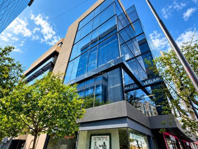 Oficina en alquiler de 325 m² con patio privativo y 3 plazas de garaje en Ricardo Soriano, Marbella