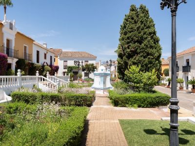 ¡Excelente oportunidad! Casa adosada para reformar junto a la playa en Guadalmina Baja, Marbella