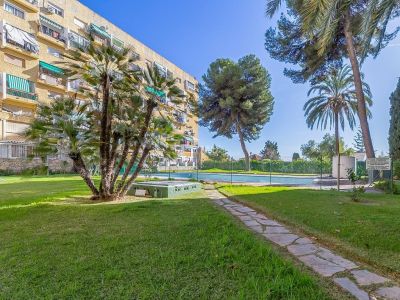 Apartamento reformado con terraza y vistas al mar en Las Palmeras, Marbella