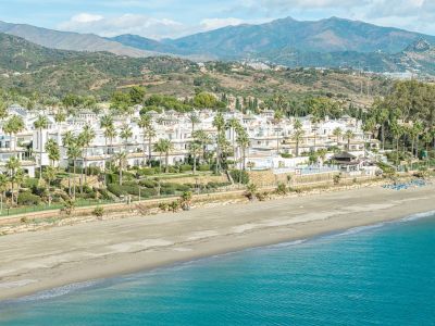 Lujoso ático dúplex en primera línea de playa totalmente renovado en Dominion Beach, Estepona