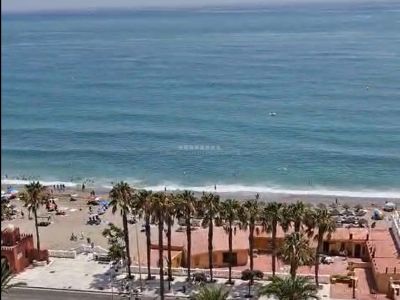 Oportunidad única en primera línea de playa con alquiler turístico permitido por la comunidad.