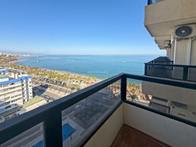 Oportunidad única en primera línea de playa con alquiler turístico permitido por la comunidad.