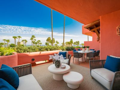 Lujoso apartamento totalmente reformado frente al mar y en primera línea de playa en Cabo Bermejo, Estepona