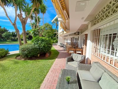 Fantástico apartamento a un paso de la playa totalmente renovado en Marbesa, Marbella Este
