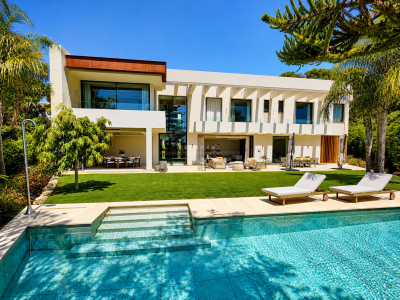 Stunning new build luxury villa with sea views in the heart of Los Monteros Playa, Marbella East