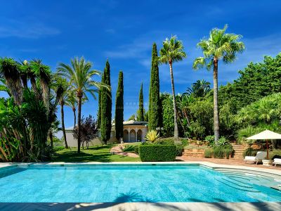 Espectacular villa de estilo clásico y andaluz con un gran potencial en Río Real, Marbella East