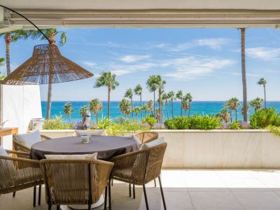 Ático exclusivo en primera línea de playa con vistas espectaculares en Los Granados, Puerto Banús, Marbella