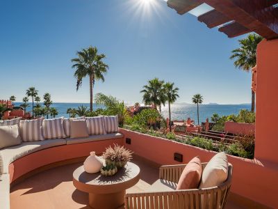 Espectacular ático dúplex en primera línea de playa en Cabo Bermejo, Estepona