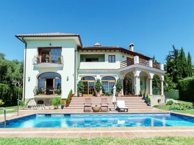 Excepcional villa de orientación sur oeste con espectaculares vistas al mar situada en El Rosario, Marbella Este