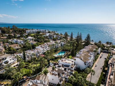 Elegante ático dúplex de tres dormitorios con fantásticas vistas al mar en San Pedro Playa, Marbella