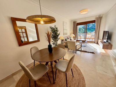 Gran apartamento totalmente reformado y decorado con bonitas vistas, muy luminoso y situado en recinto cerrado