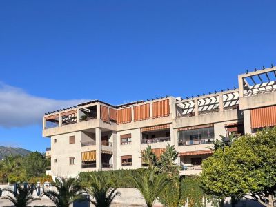 Gran apartamento totalmente reformado y decorado con bonitas vistas, muy luminoso y situado en recinto cerrado