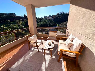 Gran apartamento totalmente reformado y decorado con bonitas vistas, muy luminoso y situado en recinto cerrado