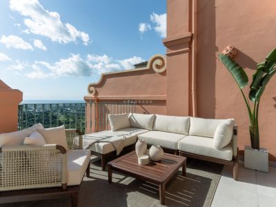 Casa adosada de 4 dormitorios de estilo escandinavo con vistas panorámicas al mar en Monte Halcones, Benahavis.