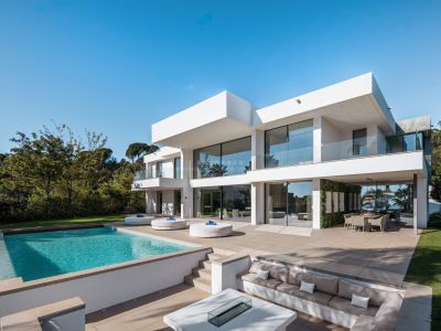 Elegante obra maestra con vistas al mar en El Madroñal, Benahavis