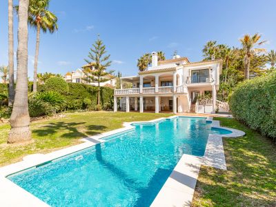 Elegante y renovada villa familiar a pocos pasos de la playa en Las Chapas Playa, Marbella Este