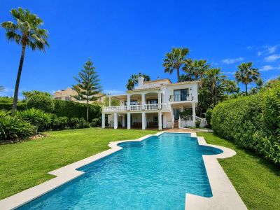 Elegante y renovada villa familiar a pocos pasos de la playa en Las Chapas Playa, Marbella Este