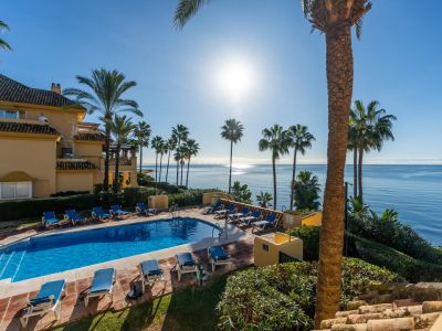 Exclusivo apartamento en primera línea de playa con impresionantes vistas en la zona de Río Real, Marbella Este