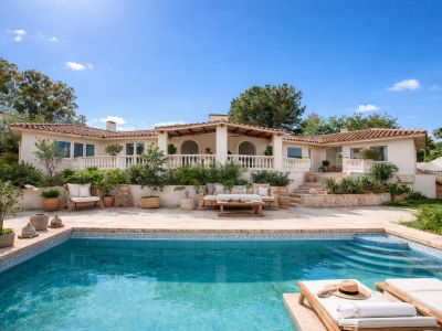 Elegante villa familiar con gran potencial en Puerto del Almendro, Benahavis