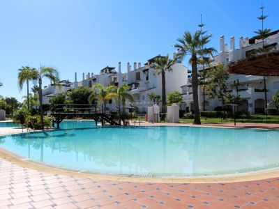 Fantástica oportunidad en alquiler de temporada junto a la playa totalmente renovado en Las Adelfas, San Pedro Playa, Marbella