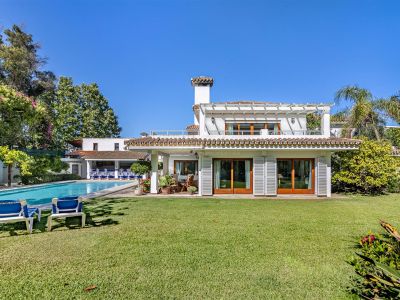 Amplia villa con piscina privada en una parcela de 2.000 m² – A pocos pasos de la playa en Cancelada, Nueva Milla de Oro.