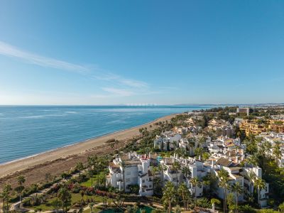 Lujoso apartamento totalmente reformado frente al mar y en primera línea de playa en Costalita, Estepona