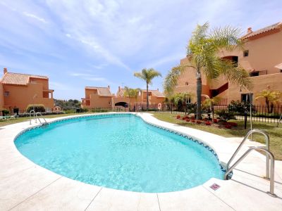 Fantástico apartamento con bonitas vistas al mar en Elviria, Marbella Este