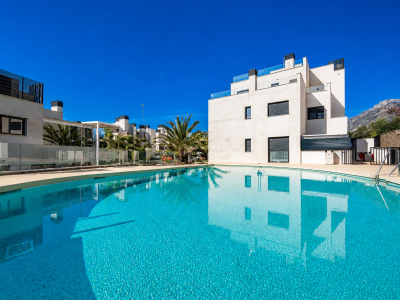 Espectacular ático con fantásticas vistas al mar situado en la exclusiva urbanización en La Cañada Homes, Marbella