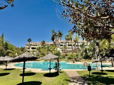 Fantástico apartamento en planta baja con jardín privado en Bahia de Marbella, Marbella Este